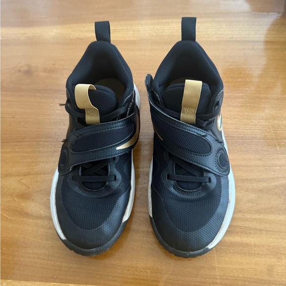 Nike‎ Big Kid Team Hustle D11 Basketball Shoe - Picture 3 of 8